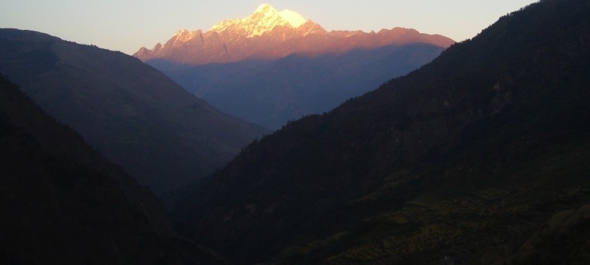 Sentier du patrimoine culturel Tamang - Coucher de soleil vue de Mt.Langtang Lirung du patrimoine trek Tamang